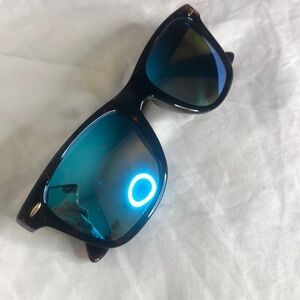 Islander eyes sunglasses​